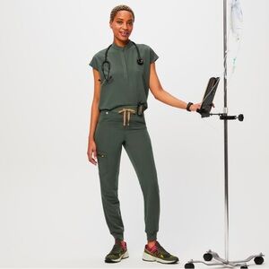 Figs Scrub Set - Rafaela Top & Zamora Jogger